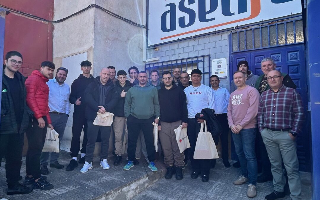 Recibimos la visita de futuros instaladores que estan formándose en Fedeto