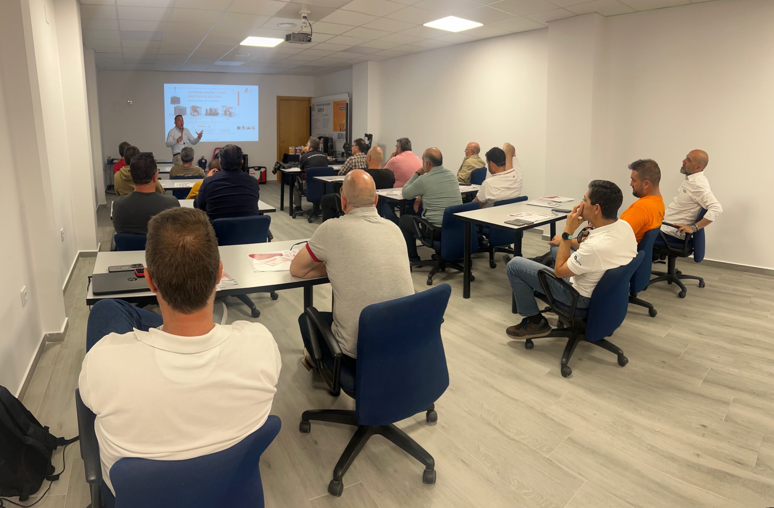 IMG 6983 scaled - ASETIFE y Sanehogar celebran una jornada técnica sobre limpieza y eficiencia en sistemas cerrados de calefacción y refrigeración